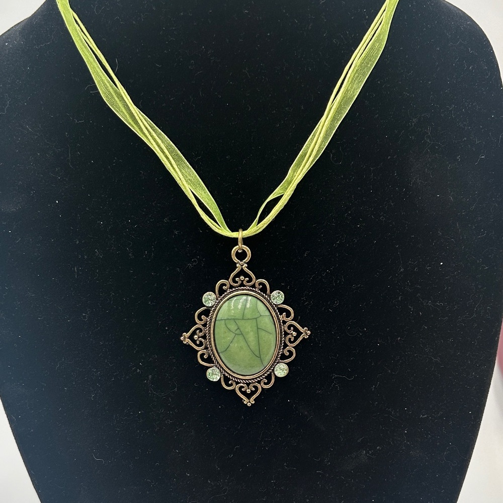 Vintage-Inspired Green Pendant Necklace chocker